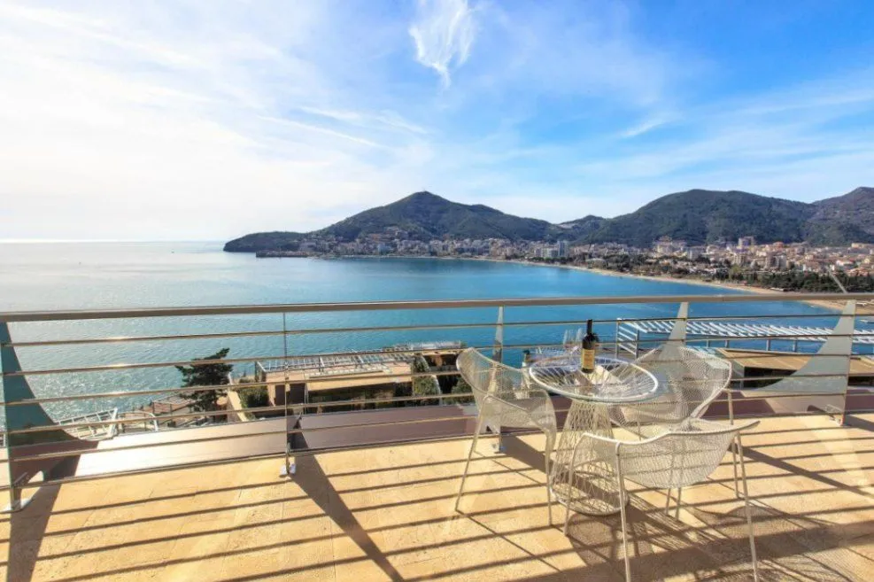 Izdavanje, dvosoban stan, 174m², Bečići, Budva