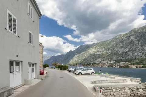 Pogled na ulicu pored obale i planine u pozadini. - image 16