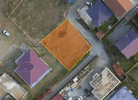 Pogled iz vazduha na građevinsku parcelu sa označenim granicama. - image 3