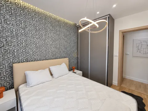 Moderna spavaća soba sa bračnim krevetom, ugradnim plakarom i dekorativnim tapetama. - image 8