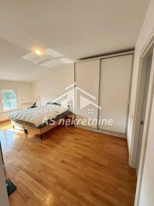 Izdavanje, četvorosoban stan, 157m², Savski Venac, Beograd