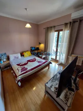 Namještena spavaća soba sa bračnim krevetom, televizorom i izlazom na terasu. - image 31
