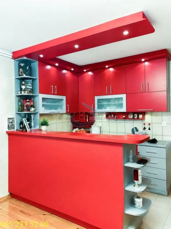 Prodaja, kuća, 290m², Centar, Inđija