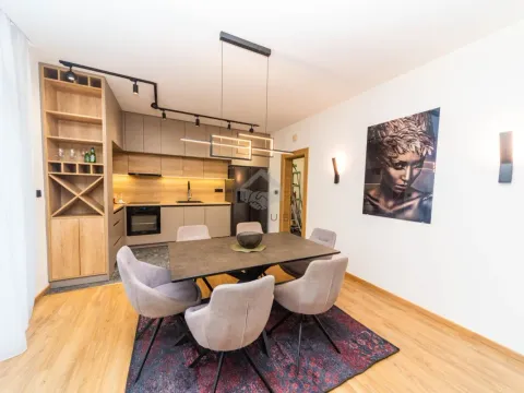 Izdavanje, kuća, 190m², Tološi, Podgorica - image 11