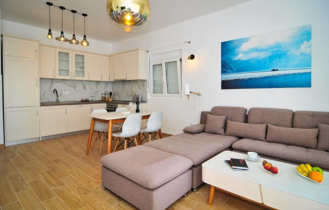 Izdavanje, dvosoban stan, 95m², Gradiošnica, Tivat