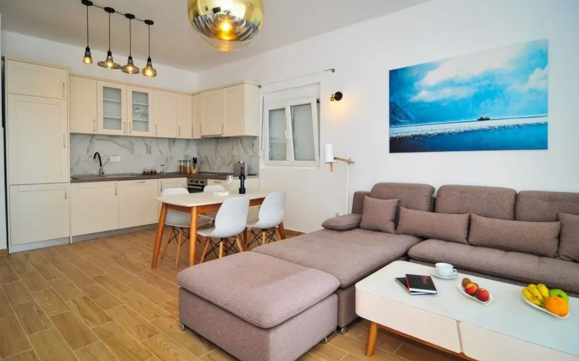 Izdavanje, dvosoban stan, 95m², Gradiošnica, Tivat