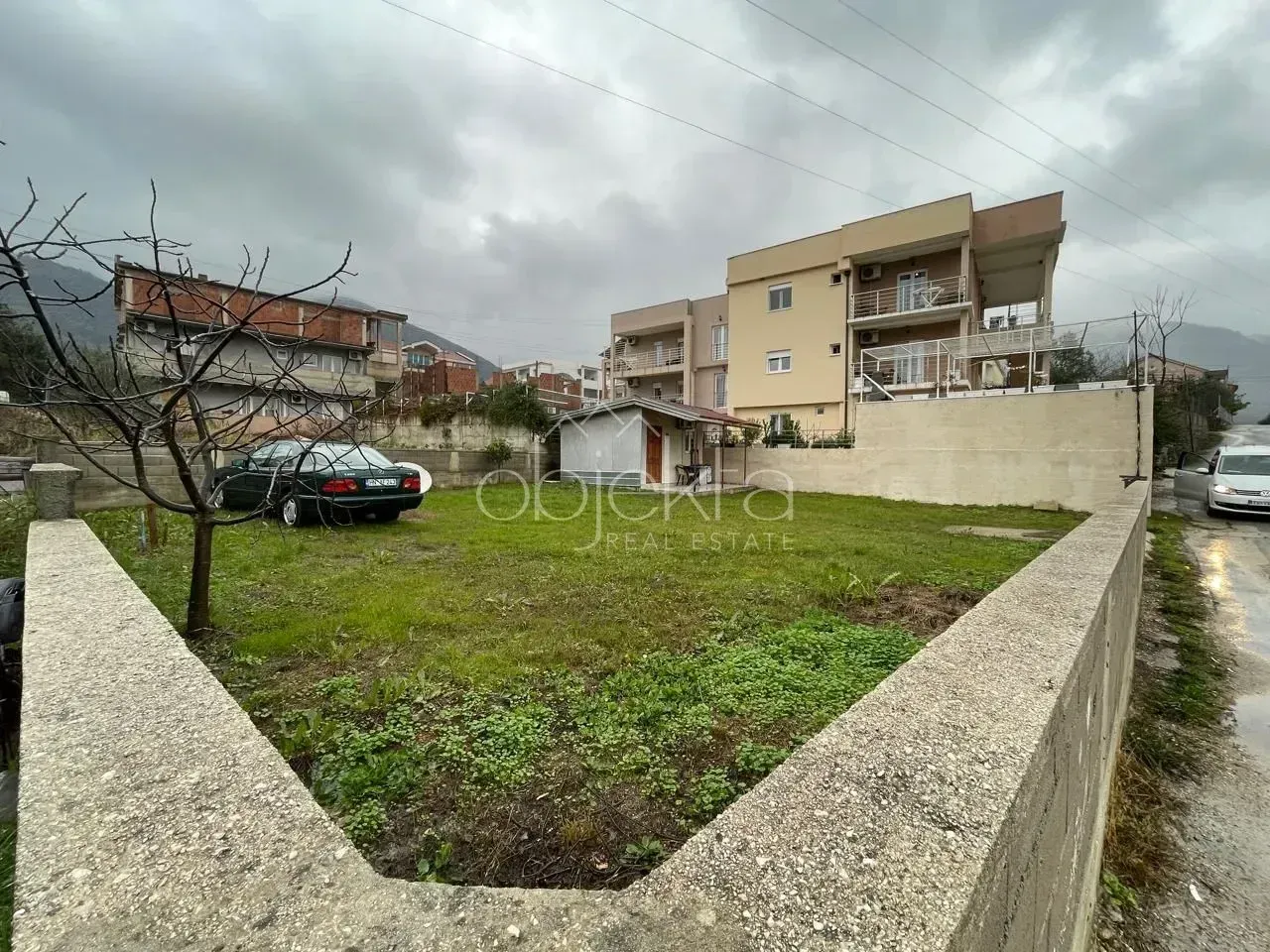 Pogled na dvorište i spoljašnjost objekta.