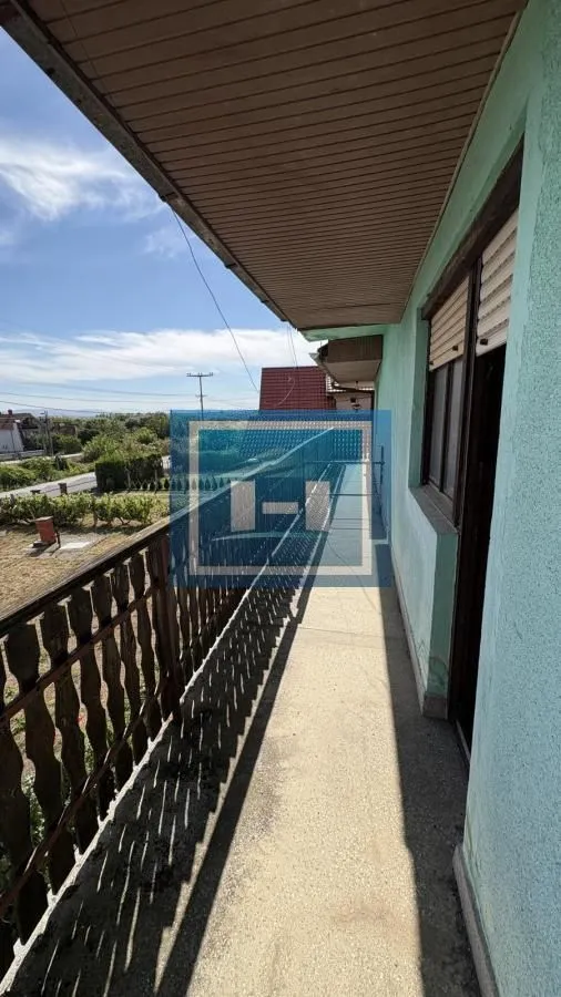 Dugi natkriveni balkon sa pogledom na okolinu.