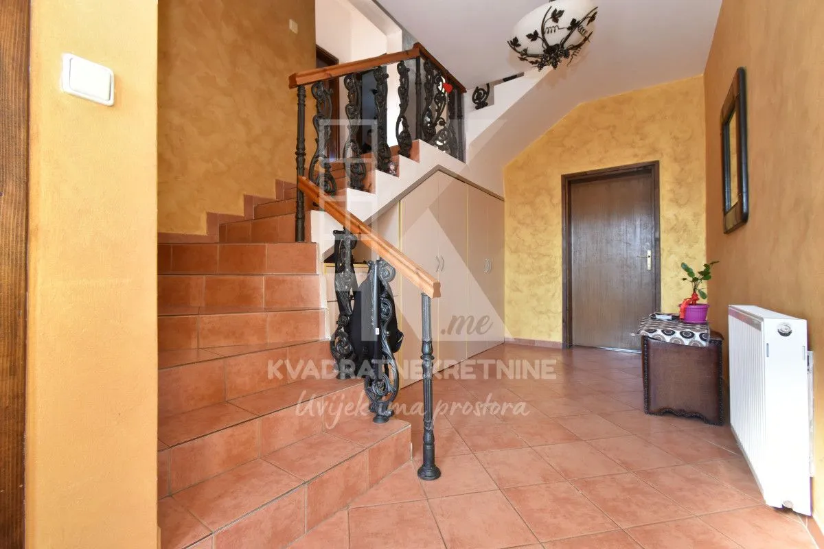 Prodaja, kuća, 500m², Tološi, Podgorica
