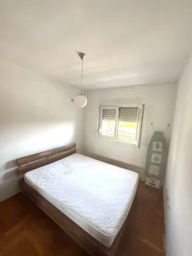 Small bedroom with a double bed and a window. - image 5