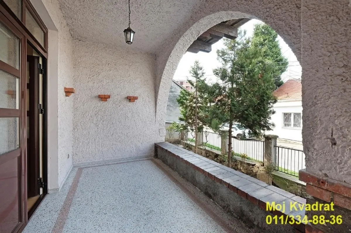 Izdavanje, četvorosoban stan, 77m², Dušanovac, Voždovac Sve Podlokacije