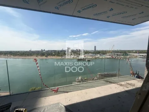 Pogled na reku i grad sa balkona nekretnine. - image 12