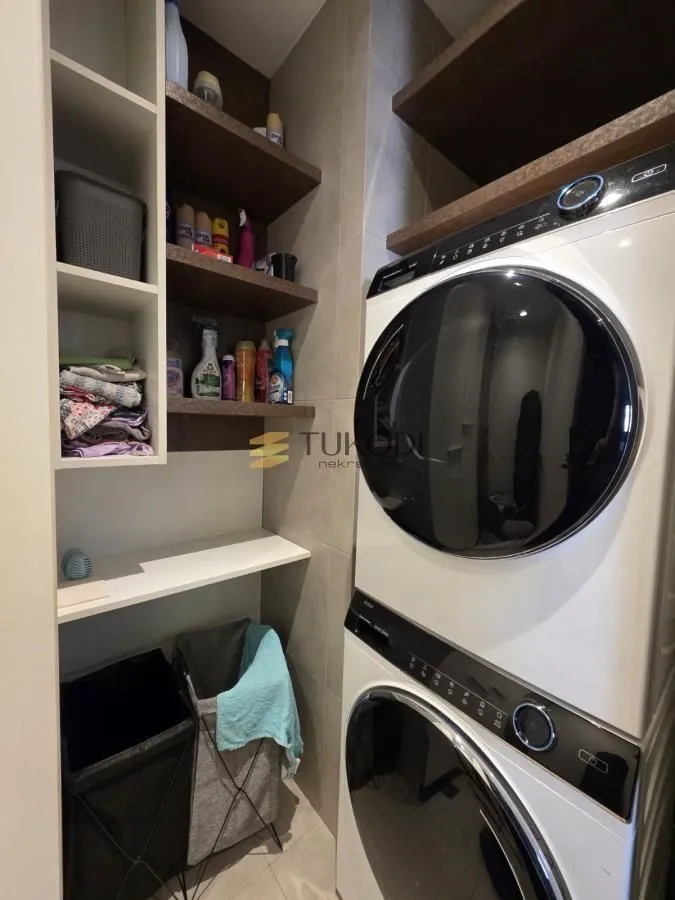 Izdavanje, četvorosoban stan, 137m², Stari grad, Novi Sad