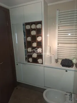 Kupatilo sa ugradnim ormarićem za peškire i sanitarijama. - image 8