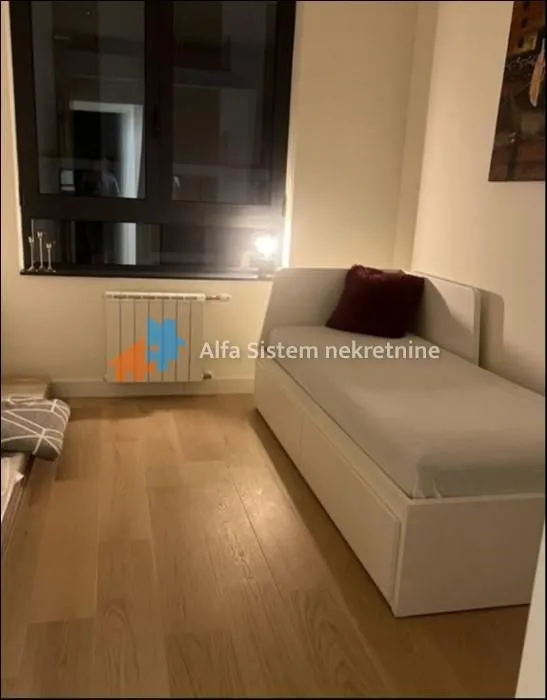Izdavanje, trosoban stan, 74m², Savski Venac, Beograd