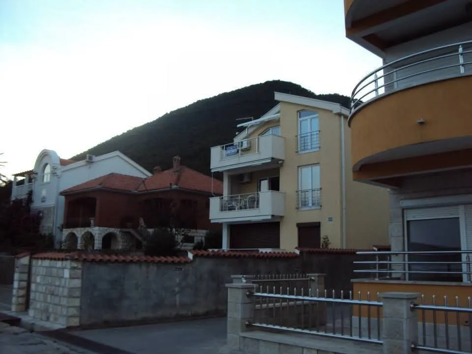 Izdavanje, jednosoban stan, 61m², Bijela, Herceg Novi