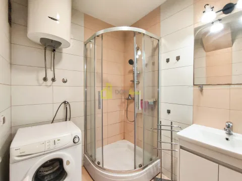 Kupatilo sa tuš kabinom, umivaonikom, mašinom za veš i bojlerom. - image 9