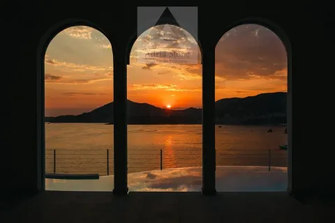 Pogled na zalazak sunca iznad mora kroz lučne prozore. - image 5
