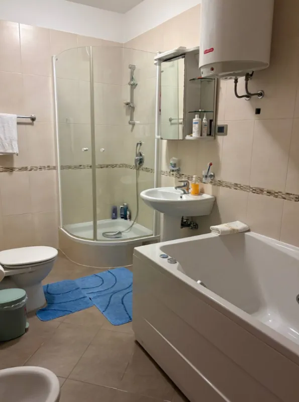Kupatilo opremljeno tuš kabinom, kadom, umivaonikom i toaletom.