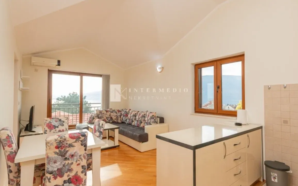 Izdavanje, jednosoban stan, 48m², Baošići, Herceg Novi