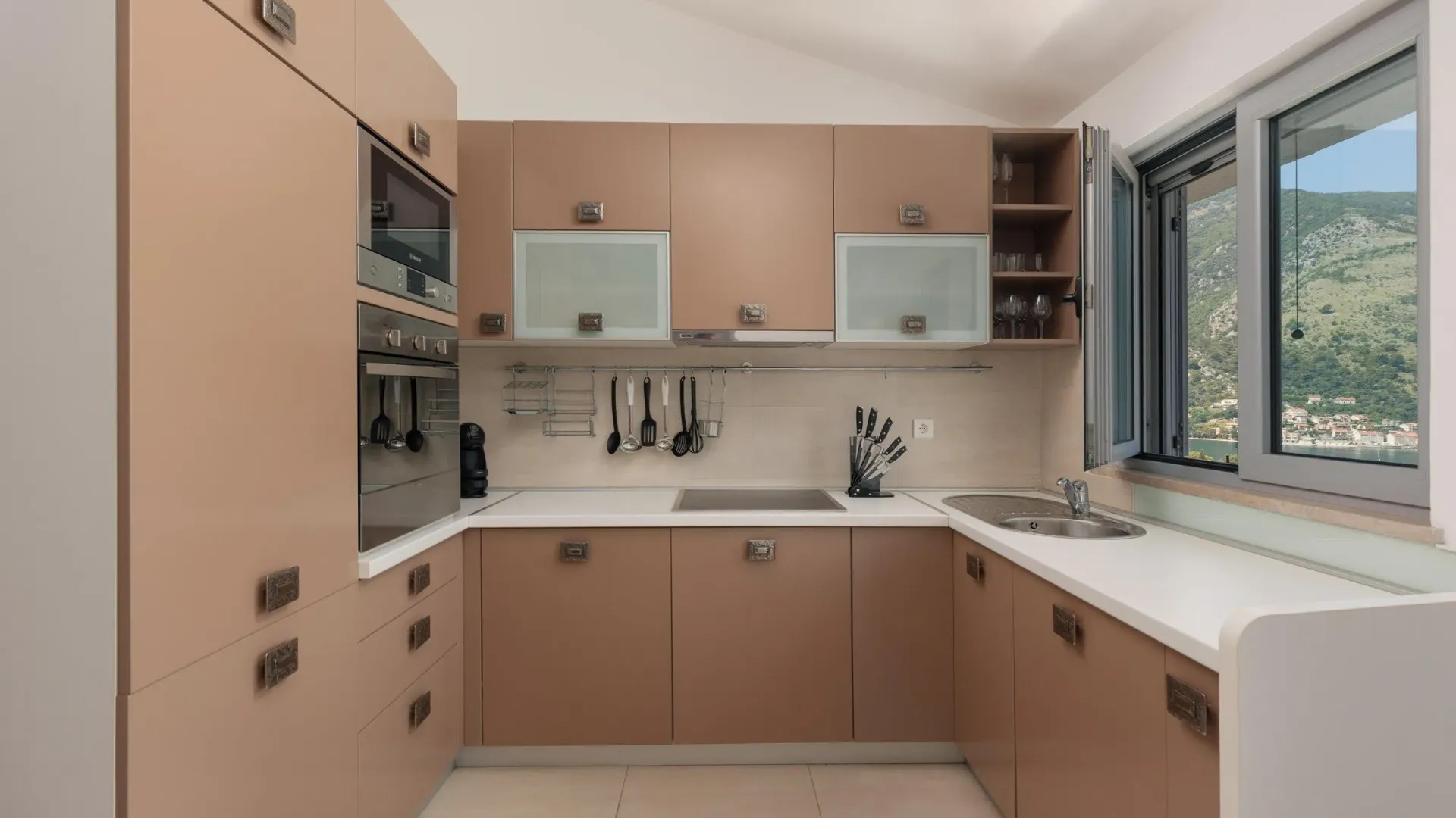 Prodaja, dvosoban stan, 84m², Dobrota, Kotor