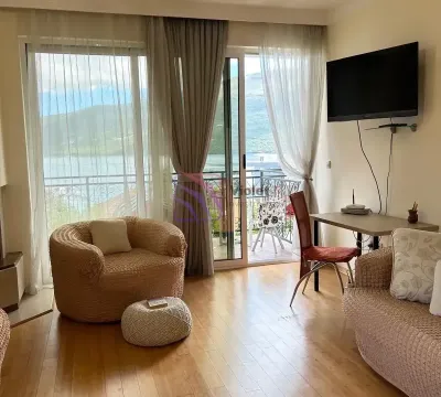 Dnevna soba sa izlazom na terasu i pogledom na more. - image 3