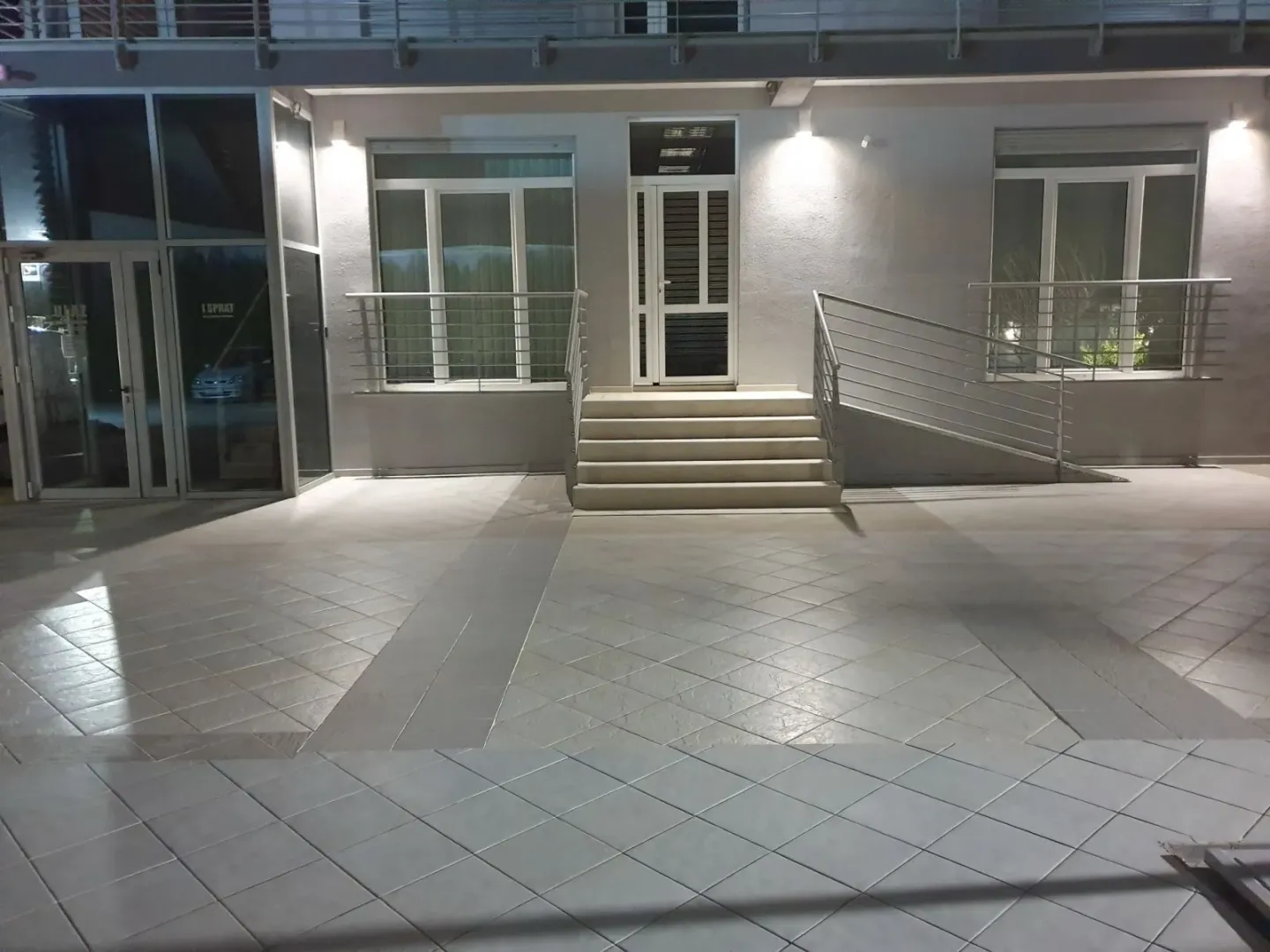 Entrance to the building with stairs and an access ramp.