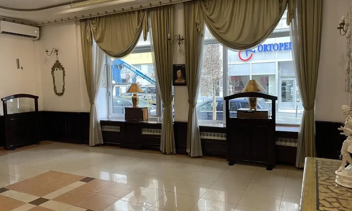 Izdavanje, poslovni prostor, 60m², Savski Venac, Beograd