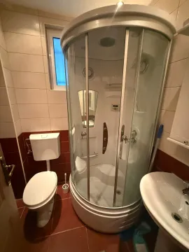 Manje kupatilo sa tuš kabinom, WC šoljom i umivaonikom. - image 5