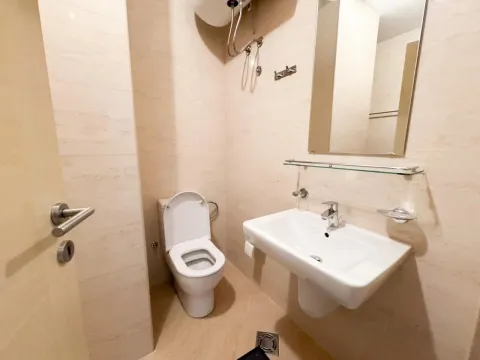 Manje kupatilo sa umivaonikom, ogledalom i toaletom. - image 10