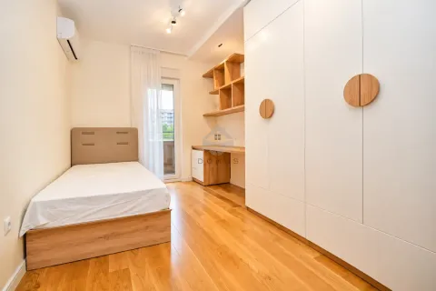 Manja spavaća soba sa krevetom, ugradnim ormarom i radnim stolom. - image 16