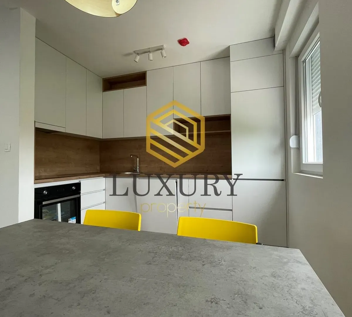 Izdavanje, dvosoban stan, 70m², Centar, Podgorica