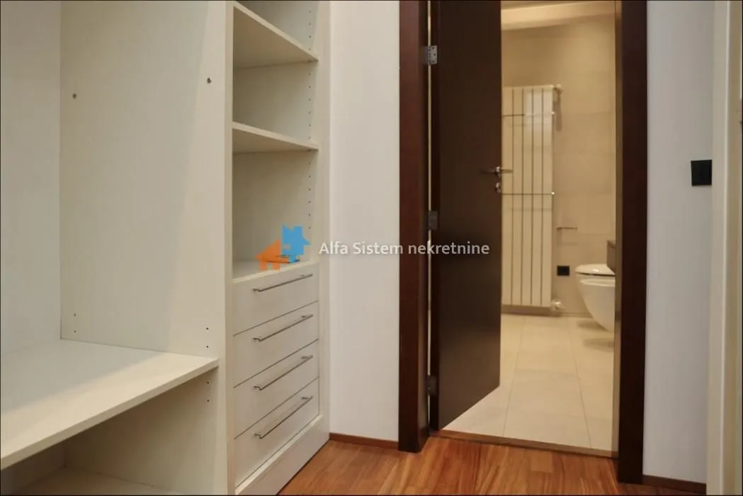 Izdavanje, stan, 176m², Kalenić Pijaca, Vračar Sve Podlokacije
