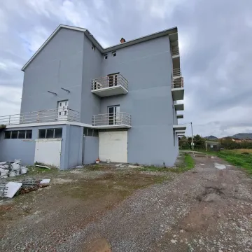 Spoljašnjost višespratne zgrade sa sivom fasadom i balkonima. - image 3