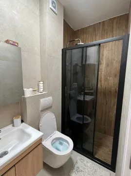 Moderne kupatilo sa tuš kabinom, umivaonikom i wc šoljom. - image 14