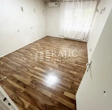 Empty room with laminate flooring and a window. - image 5
