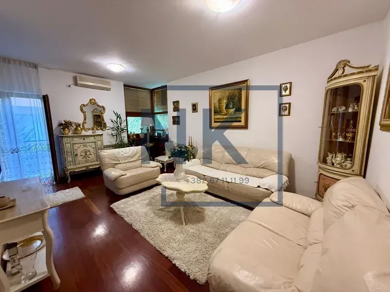 Izdavanje, trosoban stan, 100m², Gorica C, Podgorica