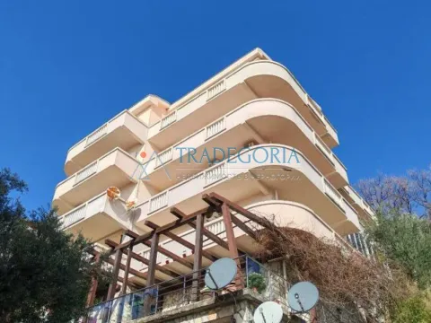 Pogled na spoljašnjost stambene zgrade sa terasama. - image 8