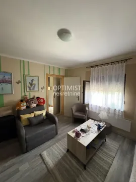 Manja opremljena dnevna soba sa garniturom za sedenje i stočićem. - image 2