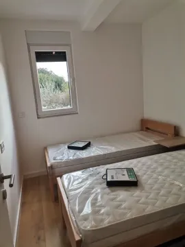Manja spavaća soba sa dva drvena kreveta i novim dušecima u zaštitnoj foliji. - image 8