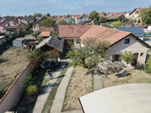 Pogled odozgo na dvorište i kuću sa pomoćnim objektom i zelenilom. - image 12