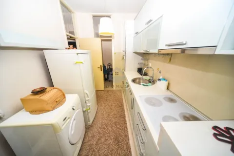 Manja bijela kuhinja sa sudoperom, ugradnom pločom, frižiderom i veš mašinom. - image 5