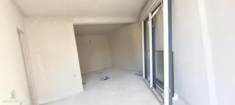 Prazna prostorija u izgradnji sa balkonskim vratima. - image 7