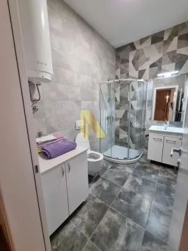 Moderno kupatilo sa tuš kabinom, umivaonikom i bojlerom. - image 14