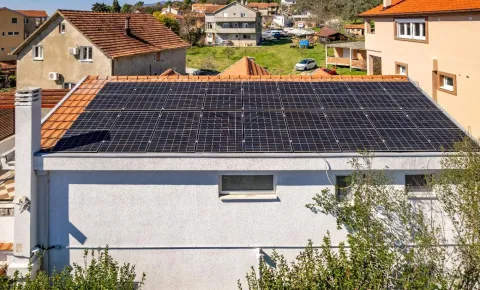 Pogled na krov kuće sa postavljenim solarnim panelima i okruženje. - image 11