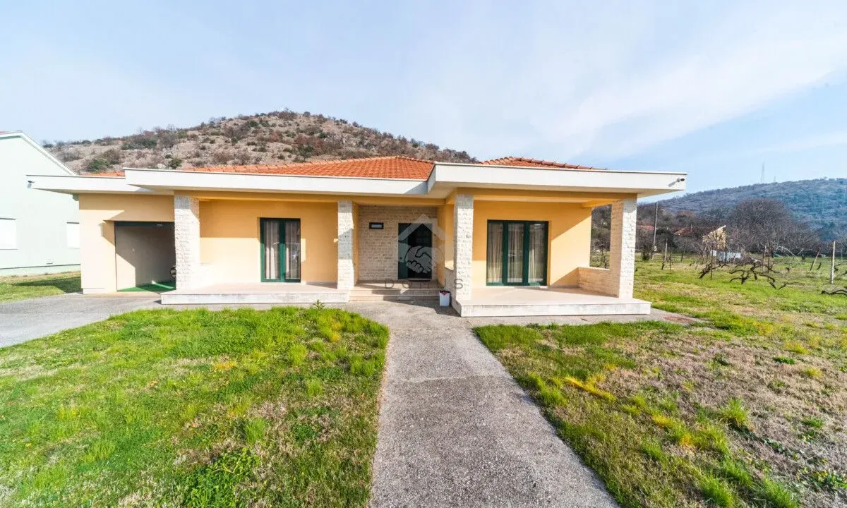 Prodaja, kuća, 200m², Rogami, Podgorica
