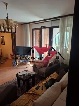 Dnevna soba sa garniturom, stočićem i televizorom. - image 3