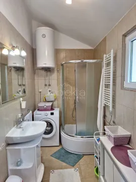 Kupatilo opremljeno tuš kabinom, umivaonikom i veš mašinom. - image 8