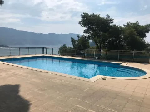 Spoljašnji bazen sa pogledom na more i okolne planine. - image 6