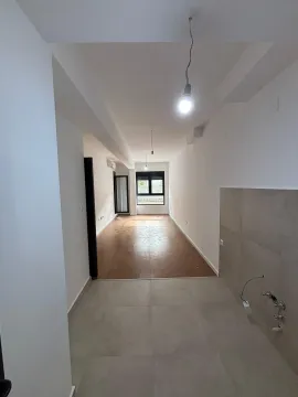 Pogled iz hodnika na nenamještenu prostoriju sa laminatom i pločicama. - image 3